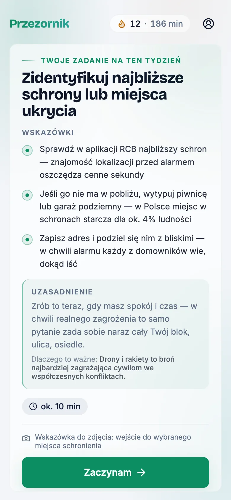 Ekran aplikacji z zadaniem tygodnia: zidentyfikuj najbliższe schrony lub miejsca ukrycia, wskazówki, uzasadnienie i szacowany czas.